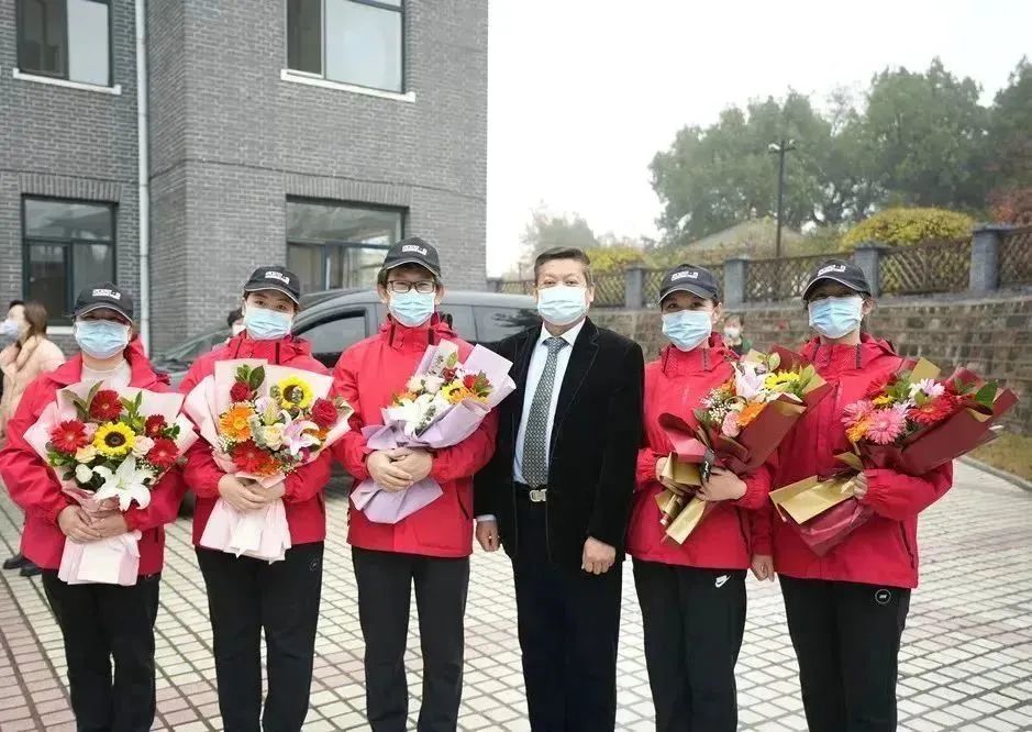 “白衣執甲，遼藏情深”葫蘆島市第二人民醫院舉行戰“疫”英雄凱旋歡迎儀式(圖1)